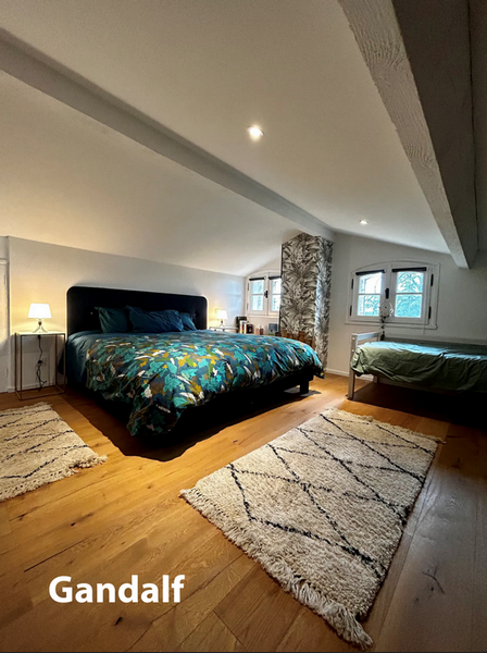 La chambre de la suite Gandalf, sous les toits