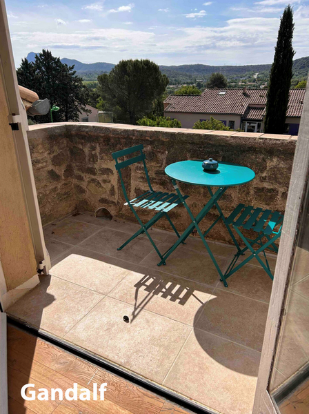 La terrasse du gîte Gandalf, table et vue sur le Pic Saint-Loup