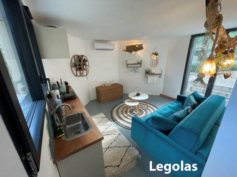 Le séjour ouvert du gîte Legolas, canapé turquoise