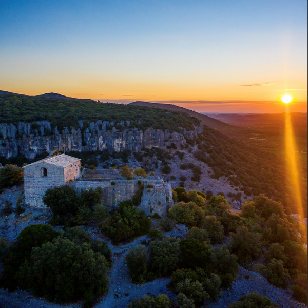 Chapelle sur les falaises de Coutach au coucher du soleil