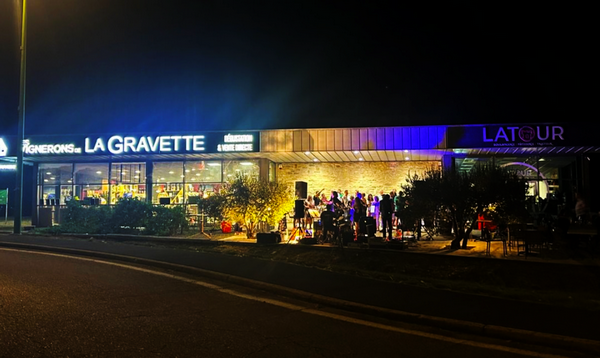 La boutique des Vignerons de la Gravette illuminée la nuit