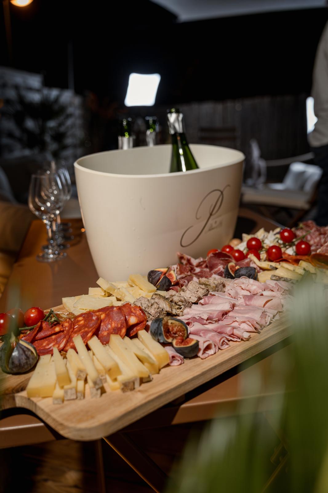 Grande planche de charcuterie et fromages au Clos des Elfes